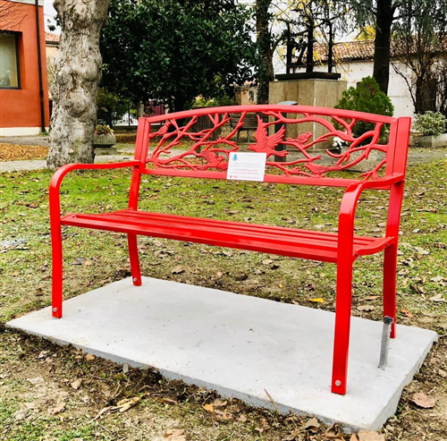 Nuova 'Panchina rossa' di fronte al Municipio di Pozzonovo